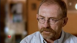 Ein Mann mit Bart und Brille im Portrait