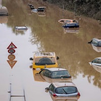 Autos stehen auf der überfluteten Bundesstraße 265 bei Erftstadt im Wasser (Juli 2021)