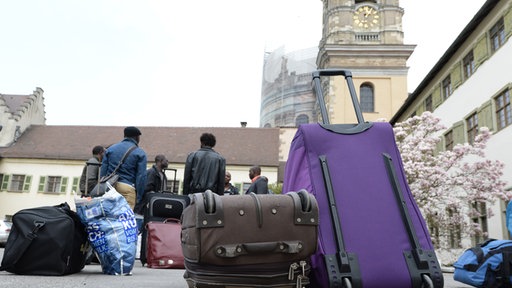 Flüchtlinge vor einem Kloster