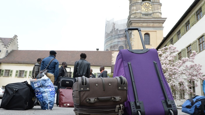 Flüchtlinge vor einem Kloster