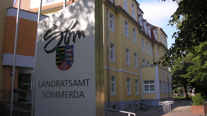 Gebäude mit Schild Landratsamt Sömmerda