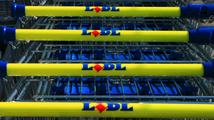 Eine Reihe mit Lidl-Einkaufswagen