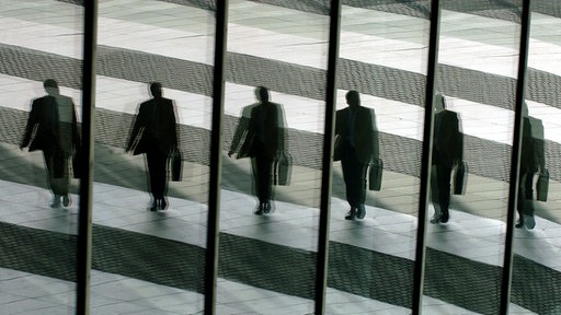 Spiegelung Manager mit schwarzem Anzug und Aktentaschen