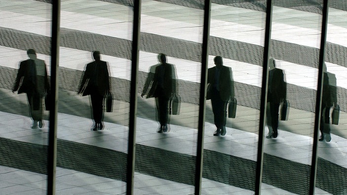 Spiegelung Manager mit schwarzem Anzug und Aktentaschen