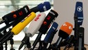 Mikrofone diverser deutscher Medien auf einer Pressekonferenz