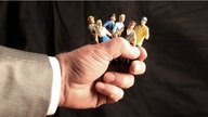 Symbolfoto Hand mit Speilfiguren