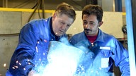 Symbolfoto: Ausbilder und syrischer Flüchtling im Metallbetrieb
