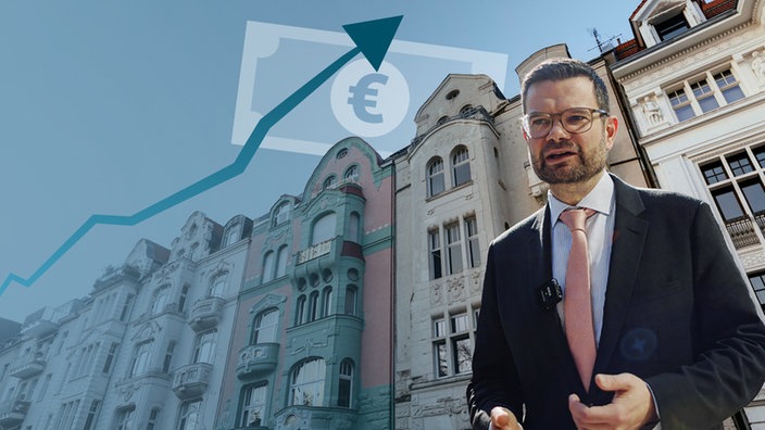 Ein Mann im schwarzen Anzug steht vor Altbauhäusern. Eine Grafik auf dem Bild zeigt einen steigenden Pfeil und eine Banknote.