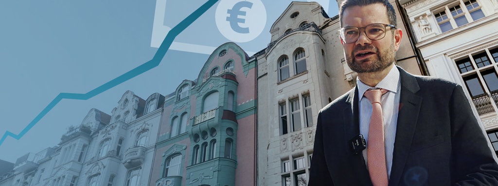 Ein Mann im schwarzen Anzug steht vor Altbauhäusern. Eine Grafik auf dem Bild zeigt einen steigenden Pfeil und eine Banknote.
