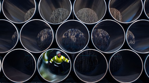 Mitarbeiter schaut durch Rohre der Nordstream-Pipeline