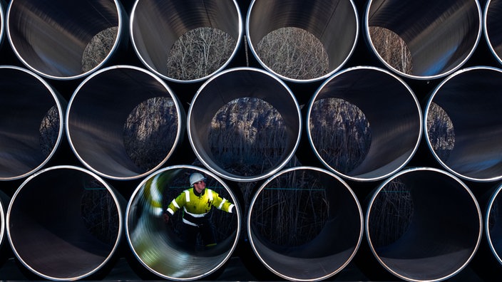 Mitarbeiter schaut durch Rohre der Nordstream-Pipeline