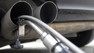 Autoauspuff mit Messgerät