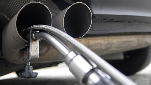 Autoauspuff mit Messgerät
