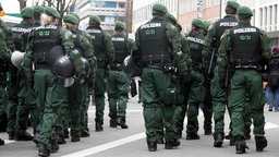 Eine Gruppe von Polizisten bei einem Einsatz von hinten