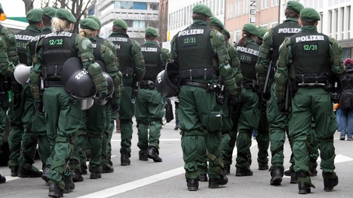 Eine Gruppe von Polizisten bei einem Einsatz von hinten