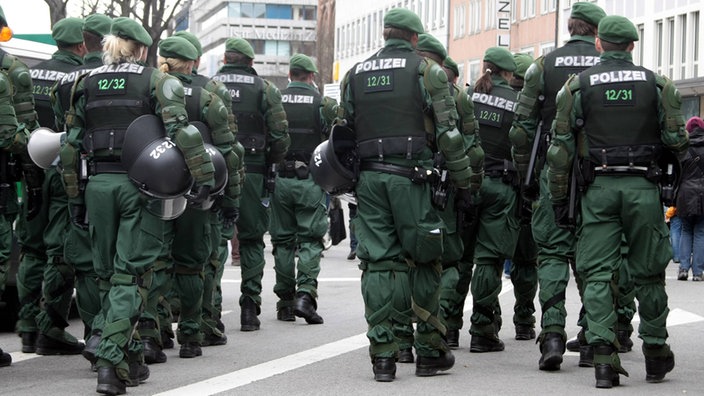 Eine Gruppe von Polizisten bei einem Einsatz von hinten