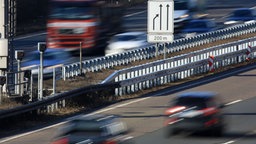 Fahrende Autos auf der Autobahn