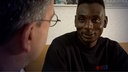 Der Auszubildende Ibrahima Bah spricht mit seinem Chef Thomas Bröring