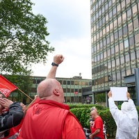 Das Bild zeigt Arbeiter bei einer Demonstration vor dem Thyssenkrupp Hauptgebäude in Duisburg.