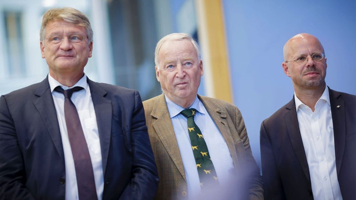 Drei Männer in Anzügen