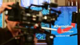 17.11.2023, Thüringen, Pfiffelbach: Ein Kameramann filmt im Saal des Hotel Pfiffelburg während des Landesparteitags der AfD.