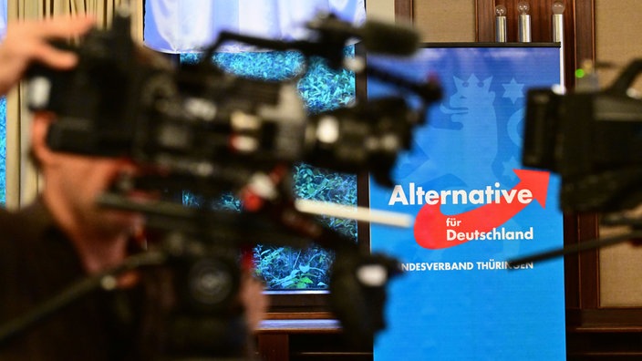 17.11.2023, Thüringen, Pfiffelbach: Ein Kameramann filmt im Saal des Hotel Pfiffelburg während des Landesparteitags der AfD.