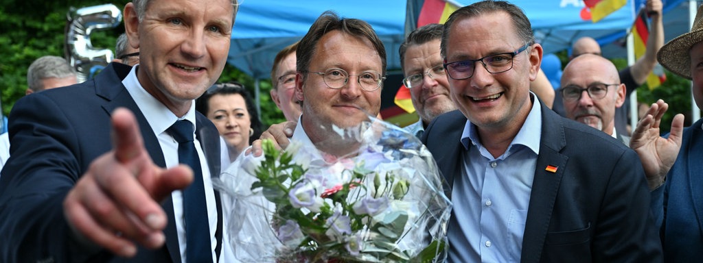 Björn Höcke, Vorsitzender der AfD Thüringen (l) und Tino Chrupalla, AfD-Bundesvorsitzender (r) gratulieren Robert Sesselmann (m) nach dessen Wahl zum Landrat im Kreis Sonneberg.