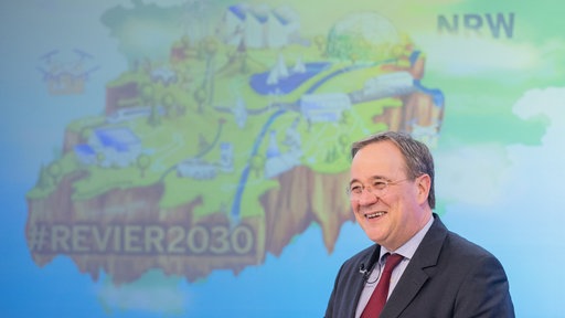 Armin Laschet unterschreibt einen Vertrag bei der digitalen Veranstaltung "Revier 2030" am 27.04.2021.