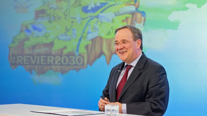 Armin Laschet unterschreibt einen Vertrag bei der digitalen Veranstaltung "Revier 2030" am 27.04.2021.