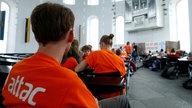 Teilnehmer eines Attac-Protests in der Paulskirche am 15.09.2018