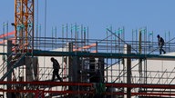 Symbolfoto: Handwerker auf einem Gerüst auf einer Baustelle