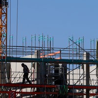 Symbolfoto: Handwerker auf einem Gerüst auf einer Baustelle