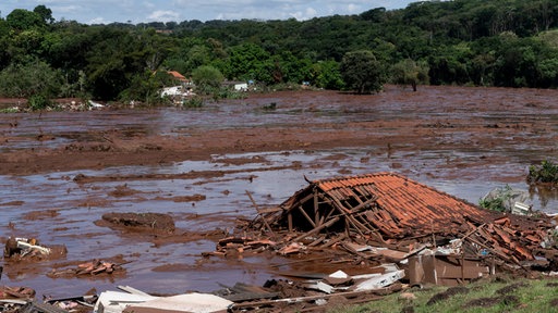 Ein Haus liegt in Trümmern, nachdem ein Staudamm bei Brumadinho gebrochen ist.