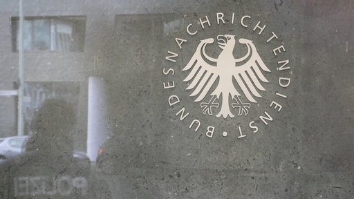 Der Schriftzug Bundesnachrichtendienst im Eingangsbereich der Zentrale in Berlin.