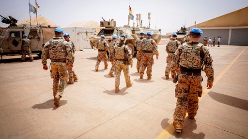 Soldaten der Bundeswehr verlassen einen Platz im Camp Castor in Gao. 