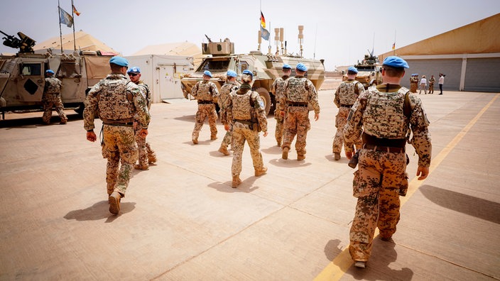 Soldaten der Bundeswehr verlassen einen Platz im Camp Castor in Gao. 