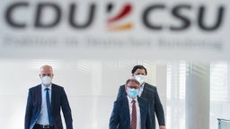 Ralph Brinkhaus und Georg Nüßlein auf dem Weg zur der Pressekonferenz am 03.11.2021