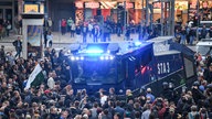 01.09.2018, Sachsen, Chemnitz: Wasserwerfer bringen sich bei der Demonstration von AfD, Pegida, Pro Chemnitz angeschlossen haben, in Stellung. Davor haben Polizisten ihre Wagen zu einer Sperre aufgestellt