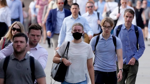 Menschen auf der London Bridge am 19.07.2021