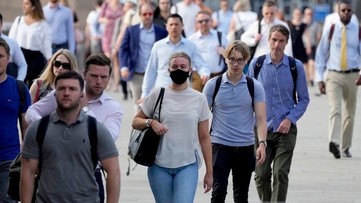 Menschen auf der London Bridge am 19.07.2021