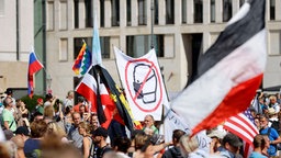 Demonstranten verschiedener Gruppierungen protestieren am 29.08.2020 in Berlin gegen die Corona-Maßnahmen.
