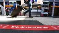 Ein Klebeband mit der Aufschrift "Bitte Abstand halten" ist im Frankfurter Hauptbahnhof am Boden aufgeklebt.
