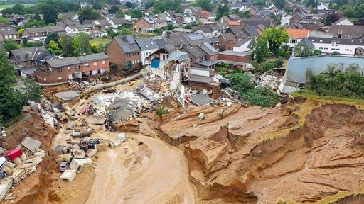 2021: Massiver Erdrutsch im Stadtteil Blessem in Erftstadt 