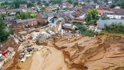 2021: Massiver Erdrutsch im Stadtteil Blessem in Erftstadt 