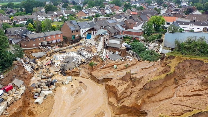 2021: Massiver Erdrutsch im Stadtteil Blessem in Erftstadt 