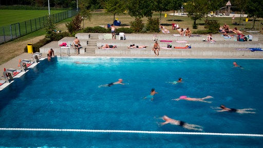 Badegäste schwimmen im Rheinbad in Düsseldorf