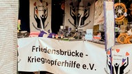 Stand des Vereins "Friedensbrücke - Kriegsopferhilfe" 