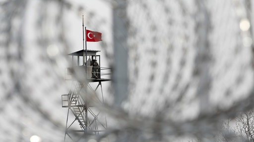 Ein türkischer Wachturm an der Grenze zwischen Griechenland und der Türkei 