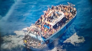 Menschen auf dem Deck des Fischerboots, das in der Nacht auf Mittwoch, den 14. Juni, vor Südgriechenland kenterte und sank.