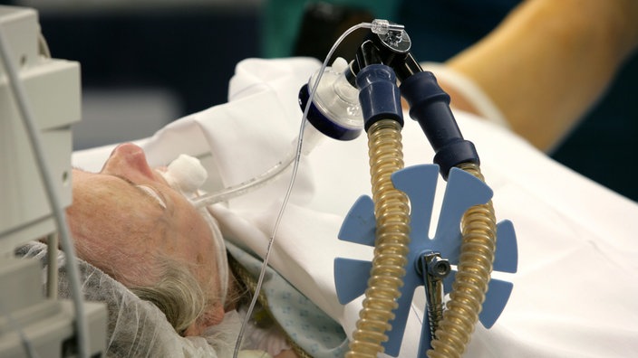 Ein Patient wird künstlich beatmet